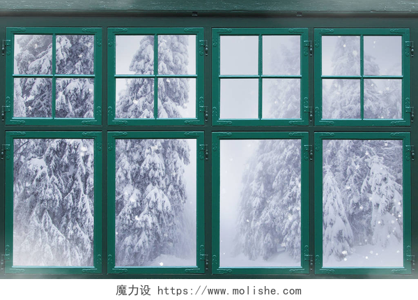 窗外覆盖雪的树林窗外的窗框，外面有白雪覆盖的冷杉树 